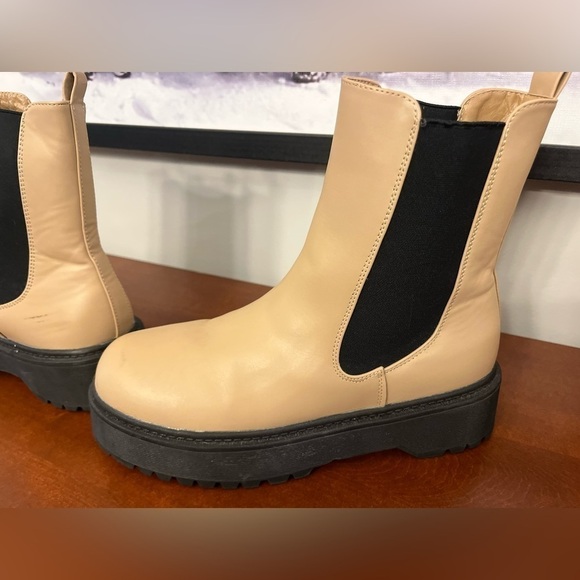 Size 9 faux leather platform MIA boots - Picture 3 of 7